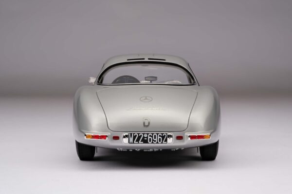 Amalgam 1:18 Mercedes-Benz 300 SLR Uhlenhaut Coupe Silver (M6309) Resin Model 18 Amalgam 1:18 Mercedes-Benz 300 SLR Uhlenhaut Coupe Silver (M6309) Resin Model