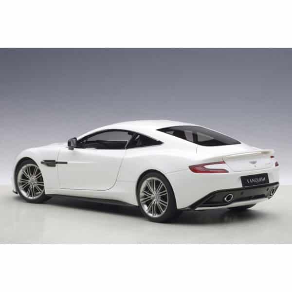 autoart - 1:18 aston martin vanquish 2015 (white)