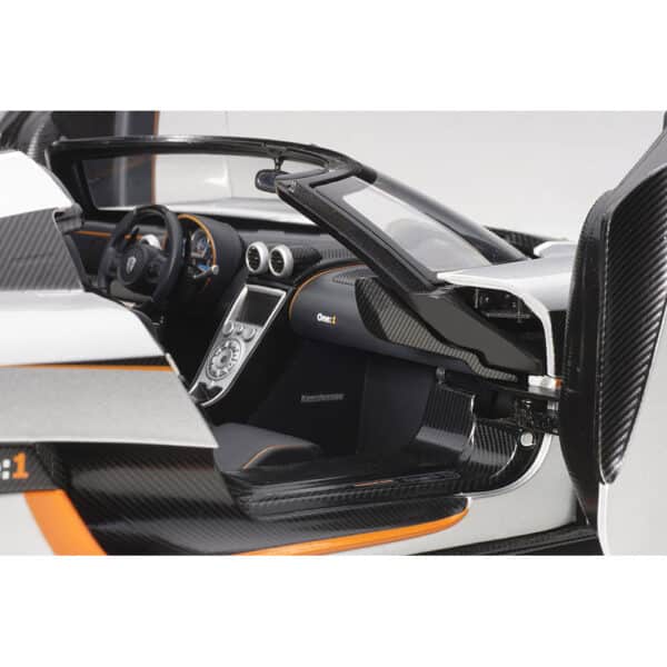 autoart - 1:18 koenigsegg one:1 (moon grey / carbon)