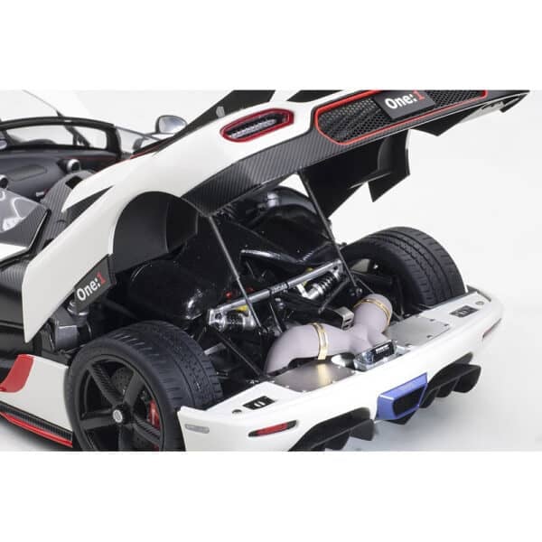 autoart - 1:18 koenigsegg one:1 (pebble white / carbon)