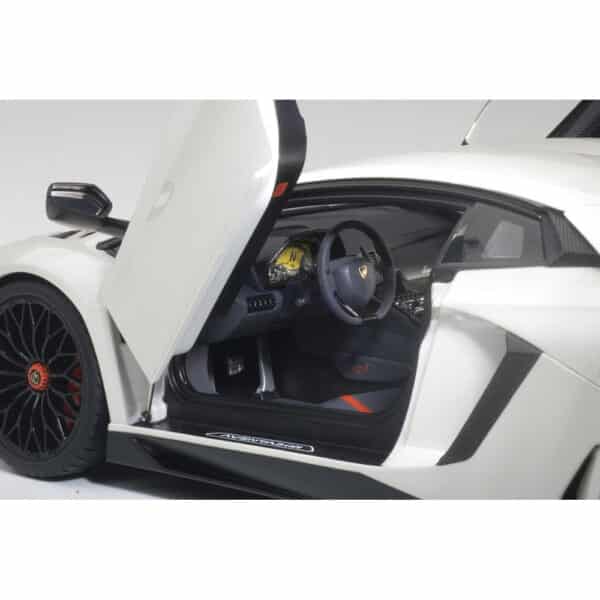 autoart - 1:18 lamborghini aventador lp750-4 sv (balloon white)