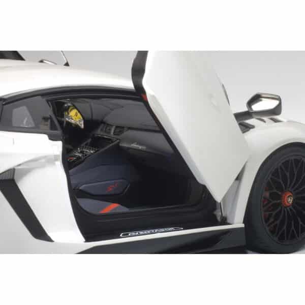 autoart - 1:18 lamborghini aventador lp750-4 sv (balloon white)