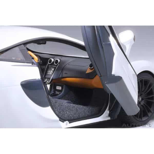 autoart - 1:18 mclaren 570s (white)