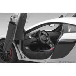 autoart - 1:18 mclaren 675lt (silica white)