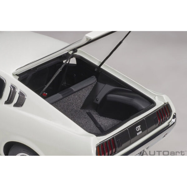 autoart - 1:18 toyota celica liftback 2000gt (ra25) 1973 (white)