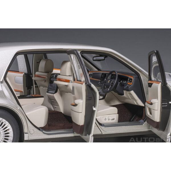 autoart - 1:18 toyota century with curtains (silver)