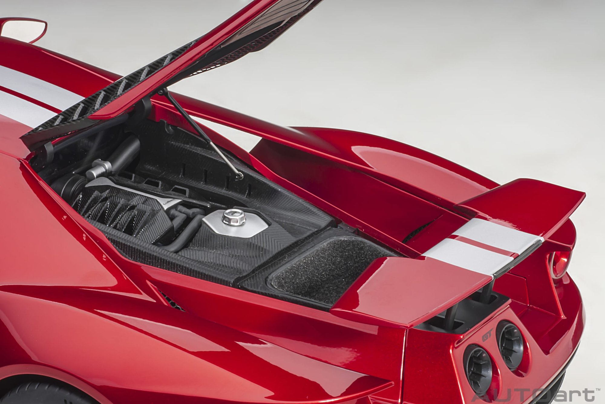 AUTOart 1:12 Ford GT Liquid Red 2017 (12106) Composite Model 7 AUTOart 1:12 Ford GT 2017 Liquid Red (12106) composite model – engine bay
