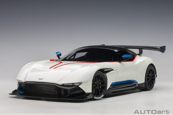 AUTOart 1:18 Aston Martin Vulcan Stratus White 2015 (70261) Composite Model 12 AUTOart 1:18 Aston Martin Vulcan Stratus White (70261) composite model – front three-quarter view