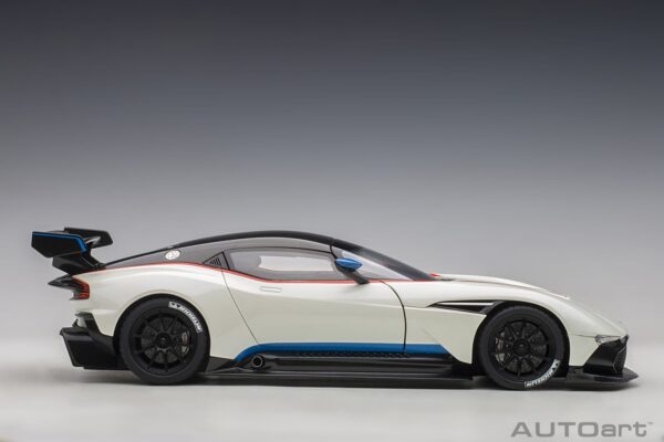 AUTOart 1:18 Aston Martin Vulcan Stratus White 2015 (70261) Composite Model 19 AUTOart 1:18 Aston Martin Vulcan Stratus White (70261) composite model – side profile