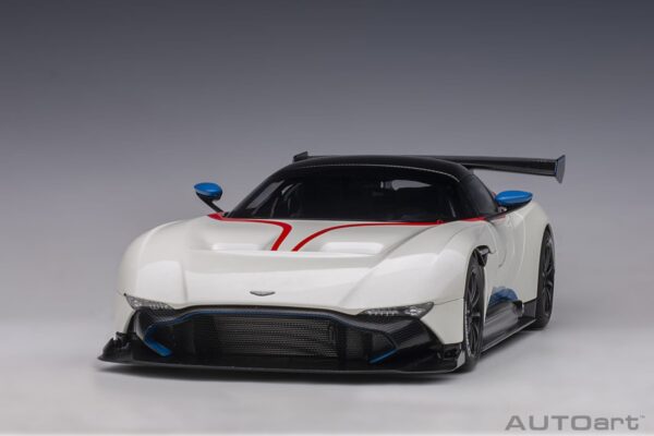 AUTOart 1:18 Aston Martin Vulcan Stratus White 2015 (70261) Composite Model 20 AUTOart 1:18 Aston Martin Vulcan Stratus White (70261) composite model – rear three-quarter view