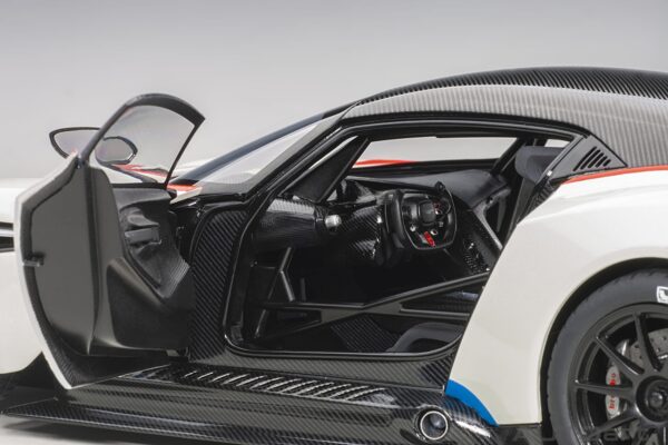 AUTOart 1:18 Aston Martin Vulcan Stratus White 2015 (70261) Composite Model 14 AUTOart 1:18 Aston Martin Vulcan Stratus White (70261) composite model – with doors open, driver side