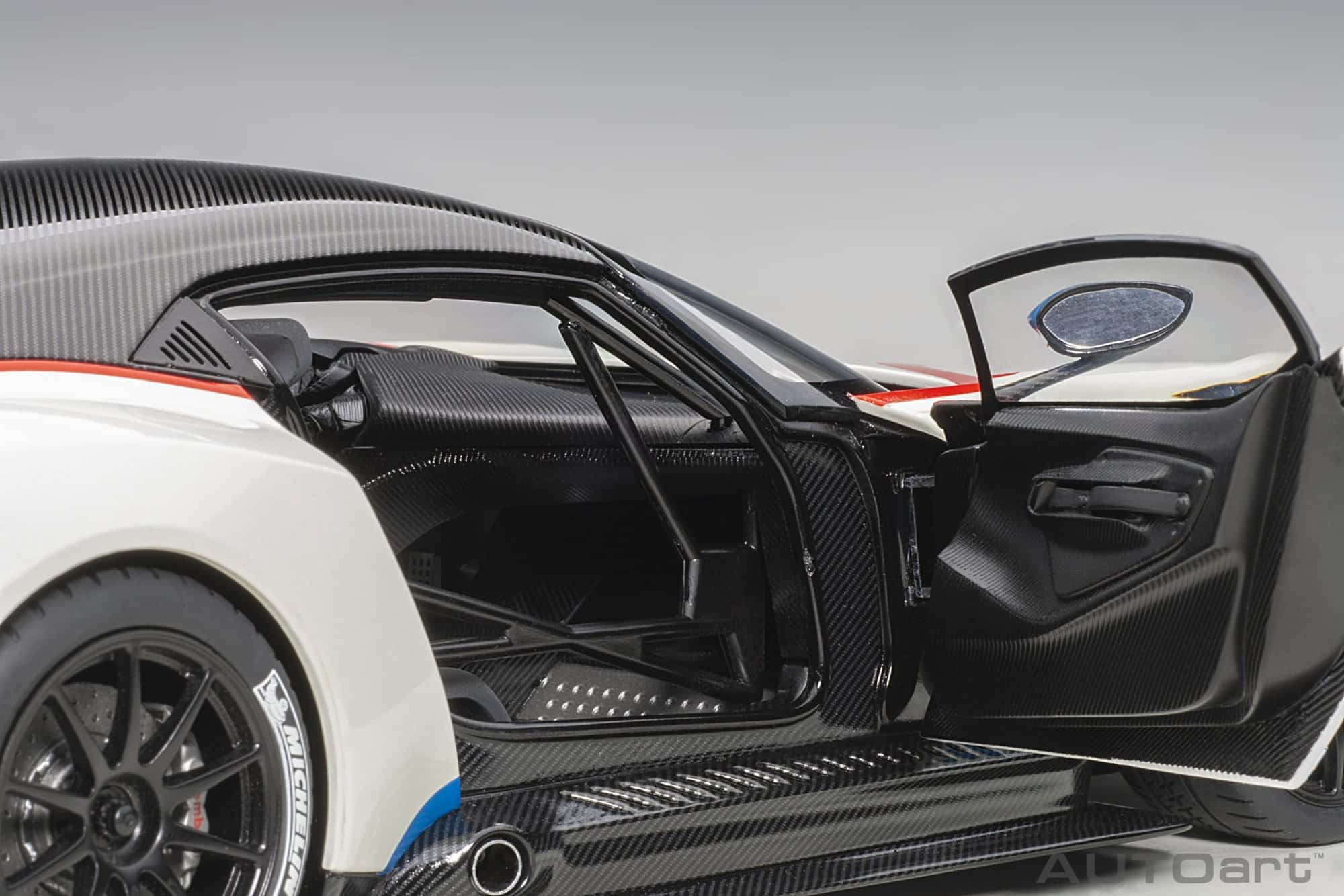 AUTOart 1:18 Aston Martin Vulcan Stratus White 2015 (70261) Composite Model 5 AUTOart 1:18 Aston Martin Vulcan Stratus White (70261) composite model – with doors open, passenger side