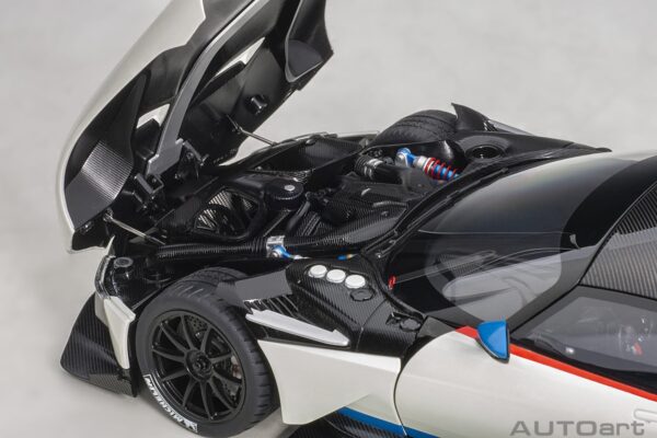 AUTOart 1:18 Aston Martin Vulcan Stratus White 2015 (70261) Composite Model 16 AUTOart 1:18 Aston Martin Vulcan Stratus White (70261) composite model – with doors open, front detail