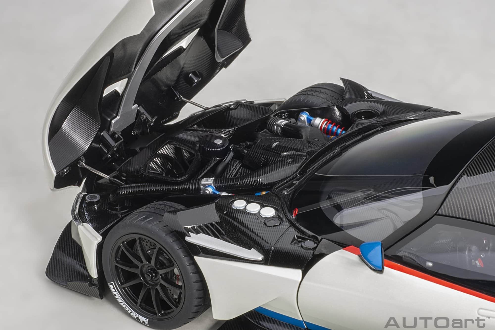 AUTOart 1:18 Aston Martin Vulcan Stratus White 2015 (70261) Composite Model 6 AUTOart 1:18 Aston Martin Vulcan Stratus White (70261) composite model – with doors open, front detail