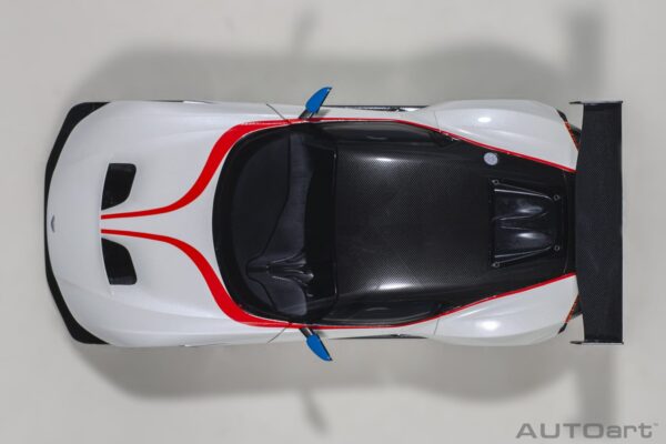 AUTOart 1:18 Aston Martin Vulcan Stratus White 2015 (70261) Composite Model 18 AUTOart 1:18 Aston Martin Vulcan Stratus White (70261) composite model – top-down view
