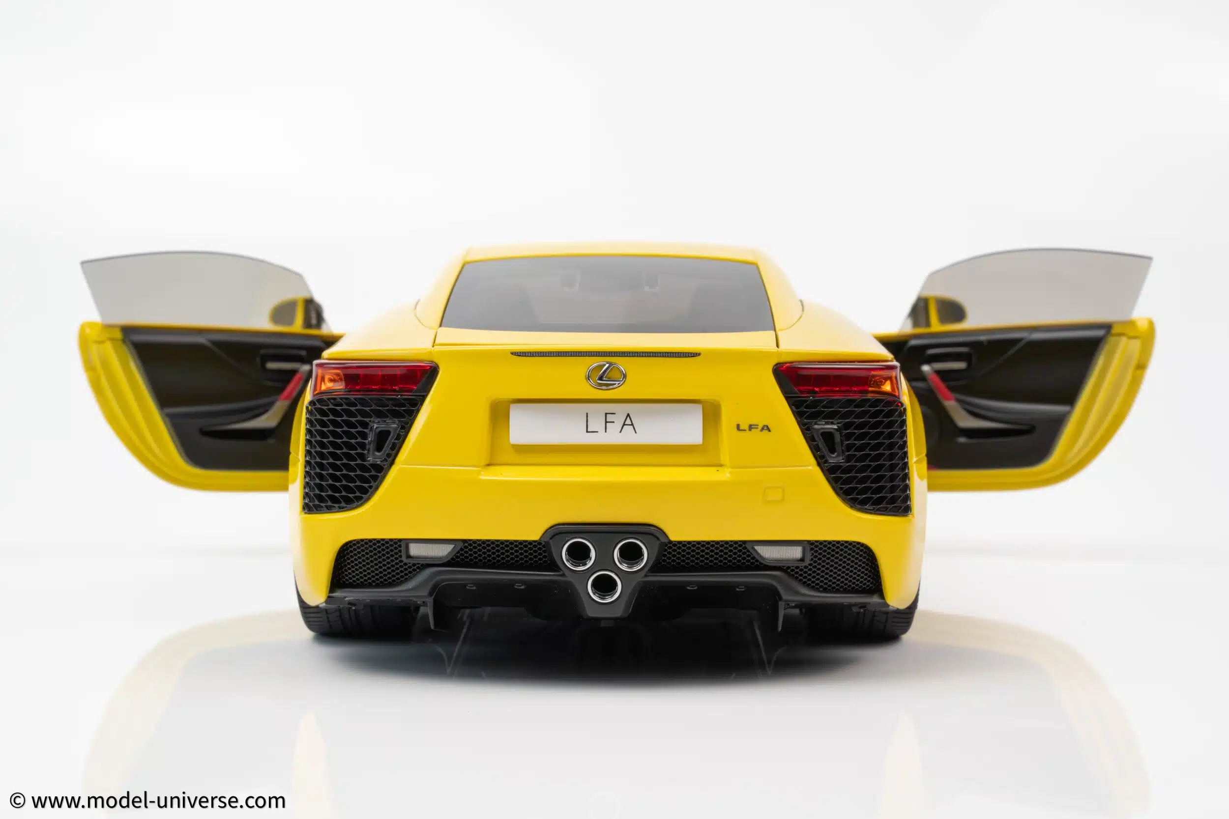 1/18 トヨタレクサスLFA 1/18 Lexus LFA Pearl Yellow W/ Red & Black Interior Model