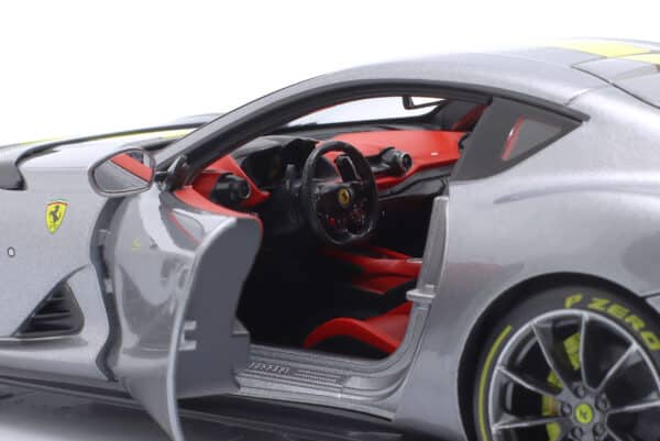 Bburago - 1:18 Ferrari 812 Competizione 2021 Silver / Yellow - Signature Edition - Diecast Model