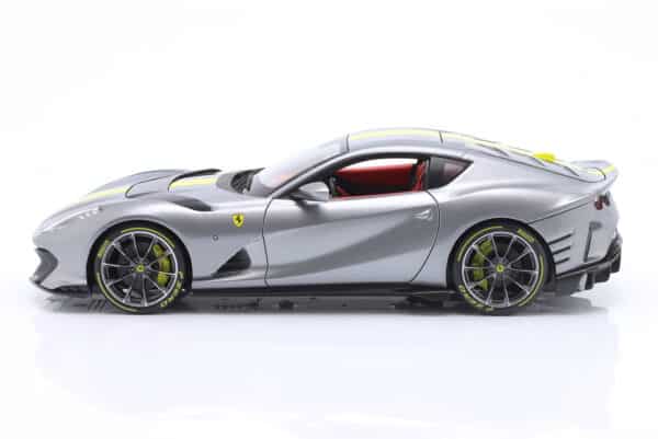 Bburago - 1:18 Ferrari 812 Competizione 2021 Silver / Yellow - Signature Edition - Diecast Model
