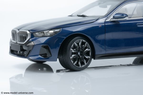 Minichamps - 1:18 BMW I5 Blue Metallic 2023 - Diecast Model 46 bmw i5 blue minichamps diecast model 02