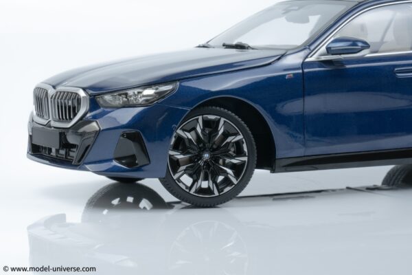 Minichamps - 1:18 BMW I5 Blue Metallic 2023 - Diecast Model 47 bmw i5 blue minichamps diecast model 03