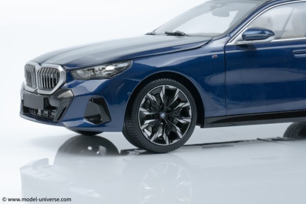 Minichamps - 1:18 BMW I5 Blue Metallic 2023 - Diecast Model 45 bmw i5 blue minichamps diecast model 04