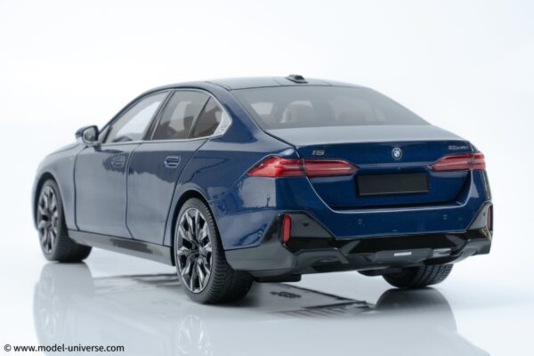 Minichamps - 1:18 BMW I5 Blue Metallic 2023 - Diecast Model 49 bmw i5 blue minichamps diecast model 05