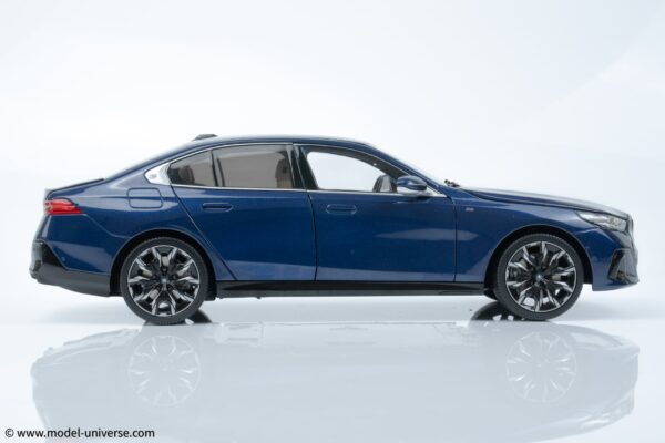 Minichamps - 1:18 BMW I5 Blue Metallic 2023 - Diecast Model 35 bmw i5 blue minichamps diecast model 07