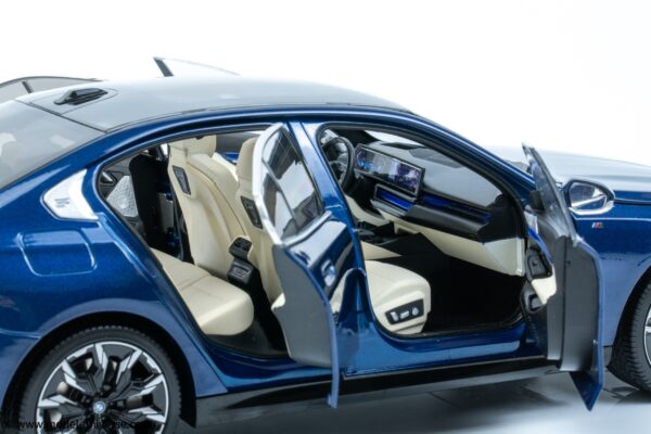 Minichamps - 1:18 BMW I5 Blue Metallic 2023 - Diecast Model 40 bmw i5 blue minichamps diecast model 08