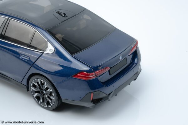 Minichamps - 1:18 BMW I5 Blue Metallic 2023 - Diecast Model 43 bmw i5 blue minichamps diecast model 10