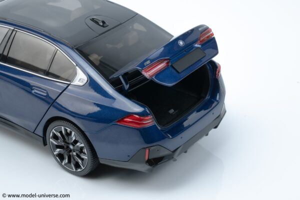 Minichamps - 1:18 BMW I5 Blue Metallic 2023 - Diecast Model 44 bmw i5 blue minichamps diecast model 11