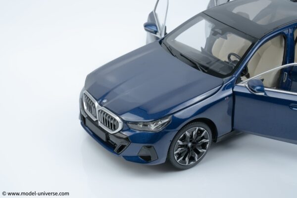 Minichamps - 1:18 BMW I5 Blue Metallic 2023 - Diecast Model 41 bmw i5 blue minichamps diecast model 12