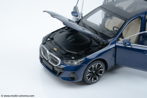 Minichamps - 1:18 BMW I5 Blue Metallic 2023 - Diecast Model 42 bmw i5 blue minichamps diecast model 13