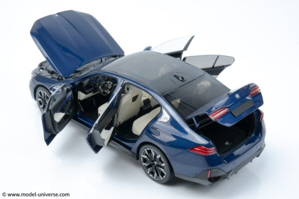 Minichamps - 1:18 BMW I5 Blue Metallic 2023 - Diecast Model 33 bmw i5 blue minichamps diecast model 14