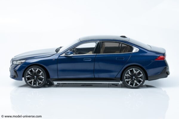 Minichamps - 1:18 BMW I5 Blue Metallic 2023 - Diecast Model 38 bmw i5 blue minichamps diecast model 16