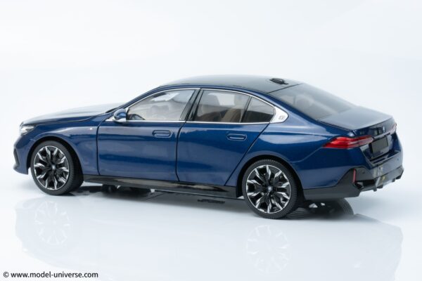 Minichamps - 1:18 BMW I5 Blue Metallic 2023 - Diecast Model 37 bmw i5 blue minichamps diecast model 17