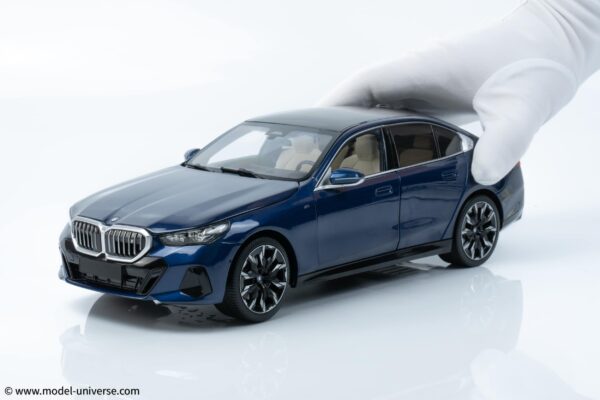 Minichamps - 1:18 BMW I5 Blue Metallic 2023 - Diecast Model 31 bmw i5 blue minichamps diecast model 20