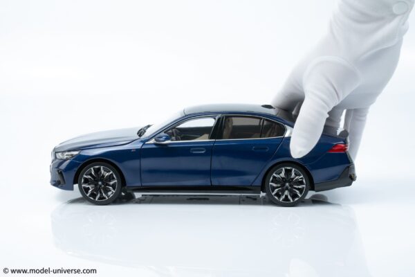 Minichamps - 1:18 BMW I5 Blue Metallic 2023 - Diecast Model 30 bmw i5 blue minichamps diecast model 21