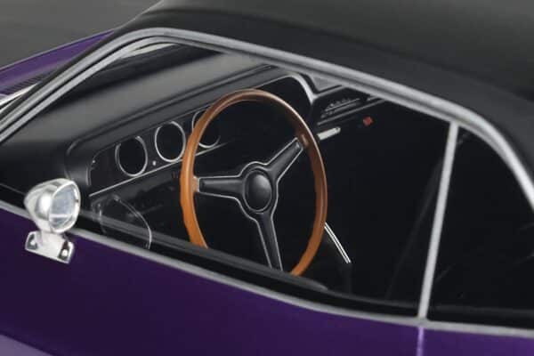 Dodge Challenger R/T Plum Crazy 1970 - 1:12 Scale Limited Edition Resin Model