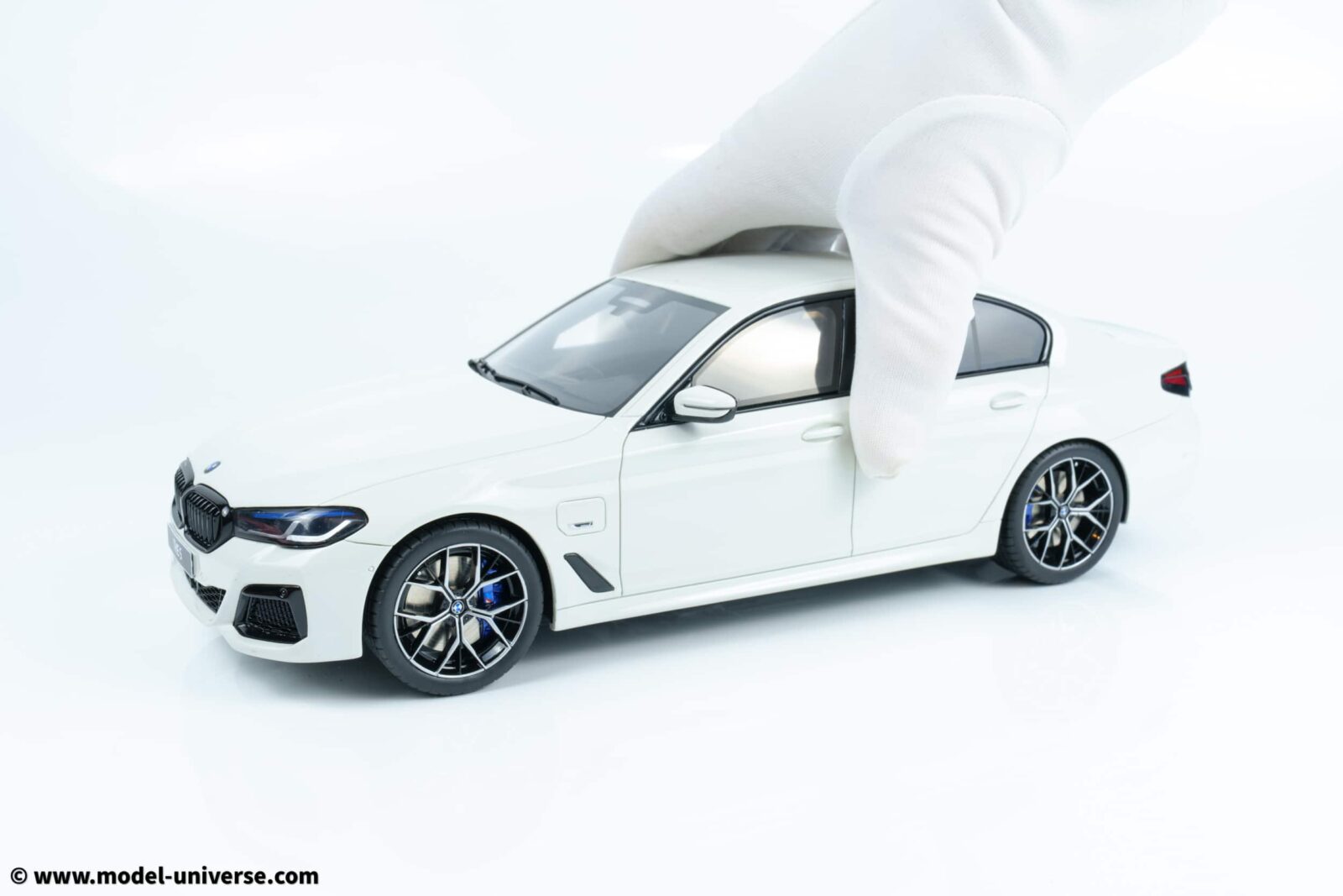 GT Spirit 1:18 BMW 545E XDrive Saloon M Sport Alpine White III