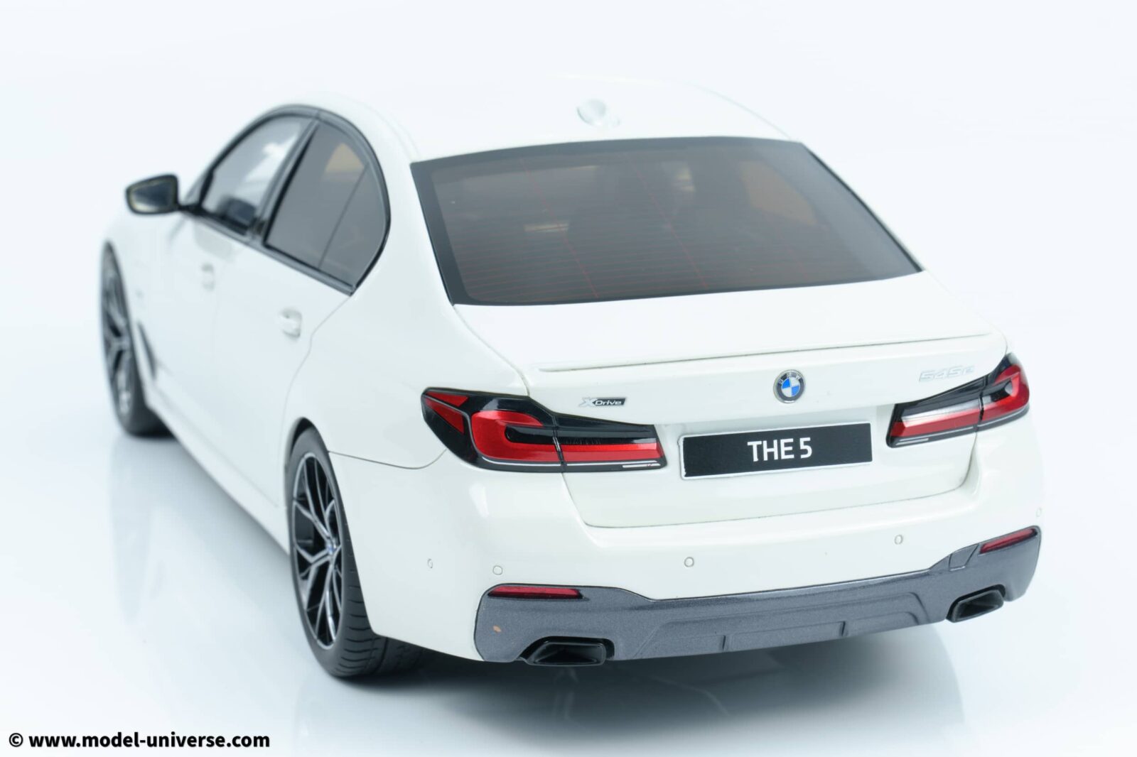 GT Spirit 1:18 BMW 545E XDrive Saloon M Sport Alpine White III