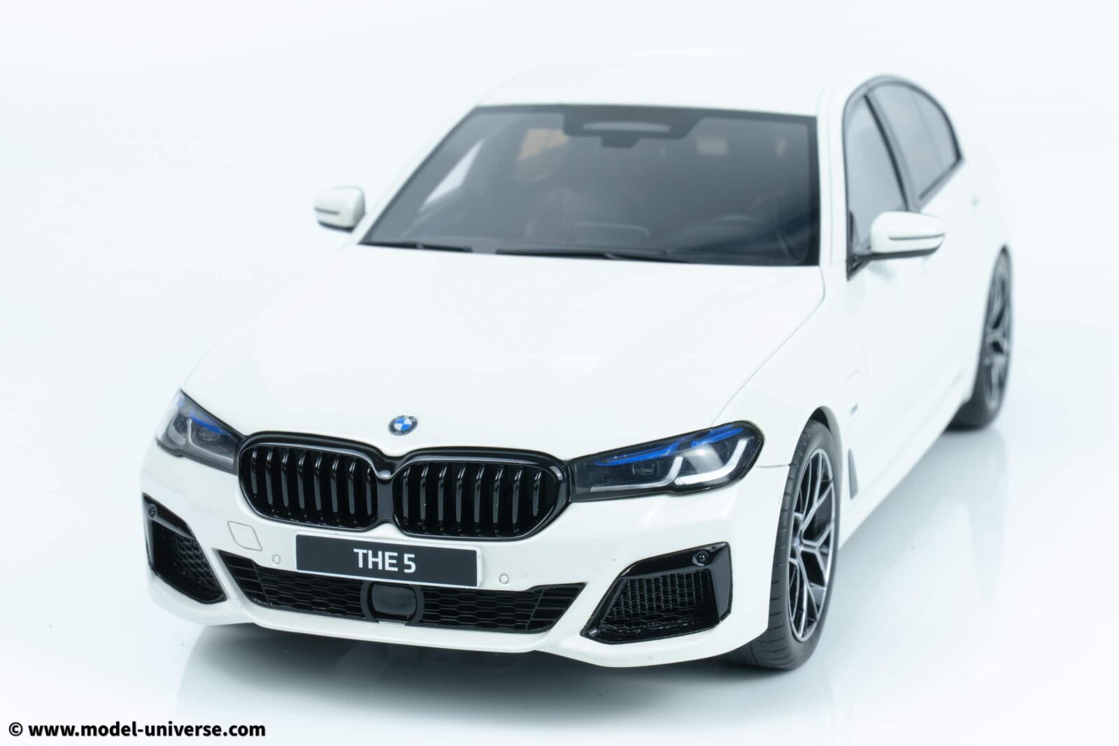 GT Spirit 1:18 BMW 545E XDrive Saloon M Sport Alpine White III