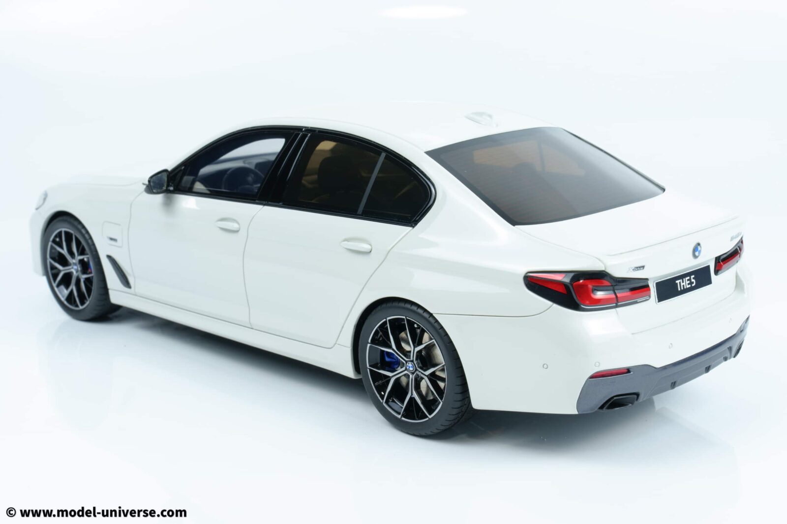 GT Spirit 1:18 BMW 545E XDrive Saloon M Sport Alpine White III