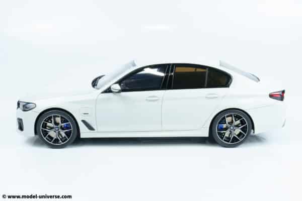 gt spirit gt496 bmw 545e x drive sloon m sport white resin model 08
