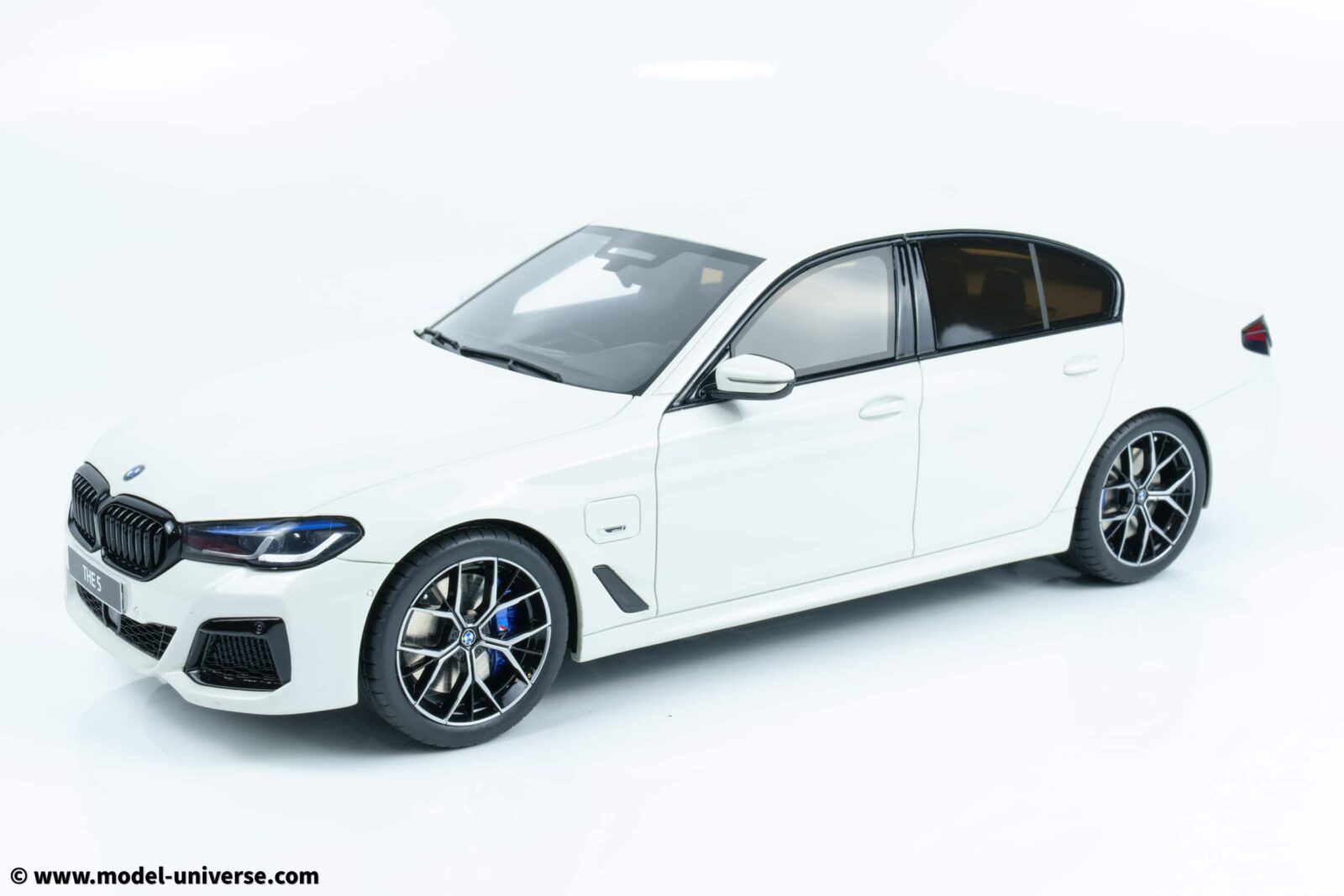 GT Spirit 1:18 BMW 545E XDrive Saloon M Sport Alpine White III