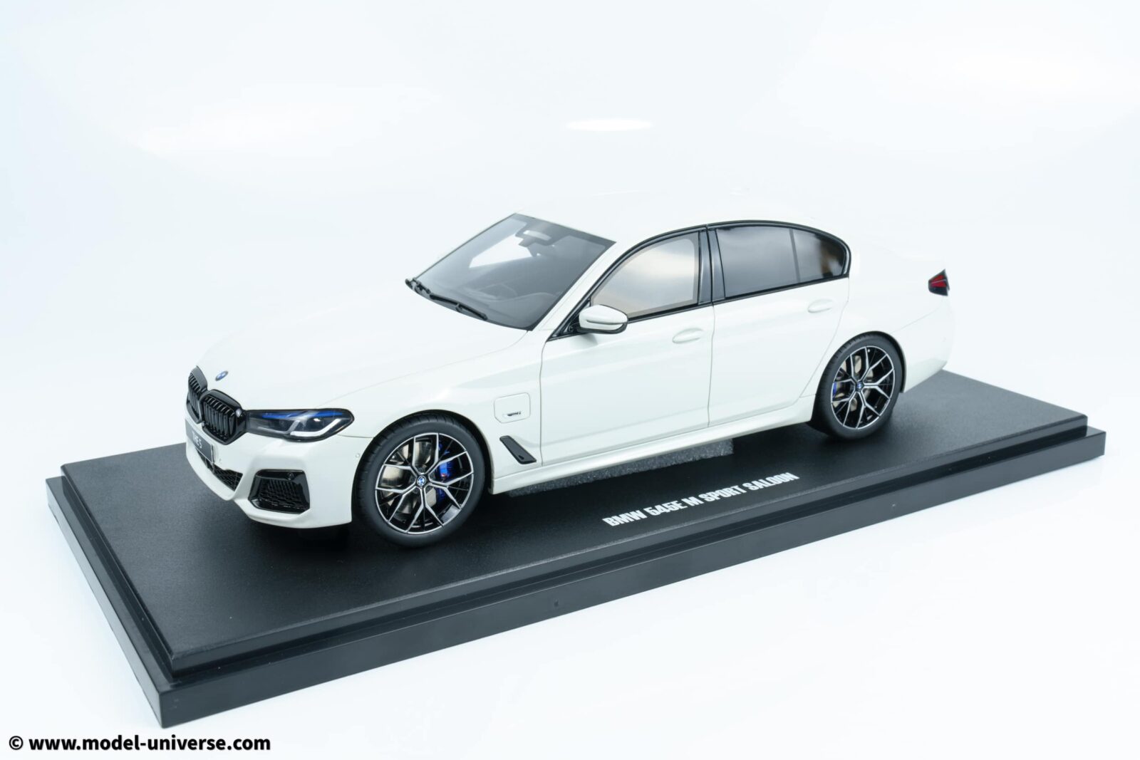 GT Spirit 1:18 BMW 545E XDrive Saloon M Sport Alpine White III