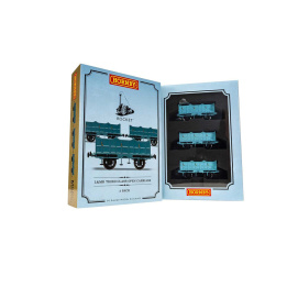 hornby - open carriage pack containing 3x open carriages (stephenson's rocket) (r40102) oo gauge