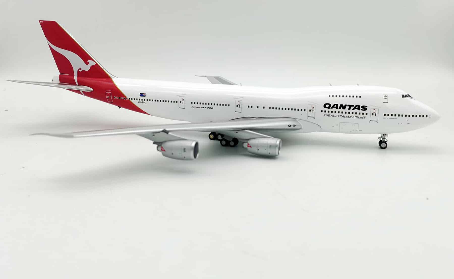 inflight - 1:200 qantas boeing 747-200 (vh-ecc) with stand