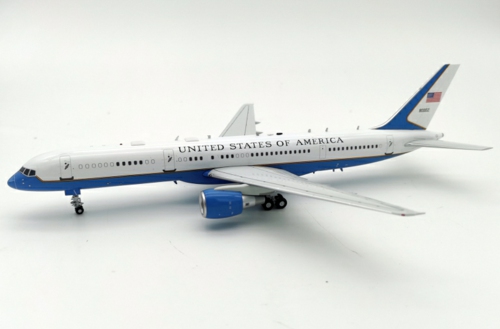 IFC32USA03 - 1/200 USA AIR FORCE BOEING C-32A (757-200) 98-0002 WITH STAND