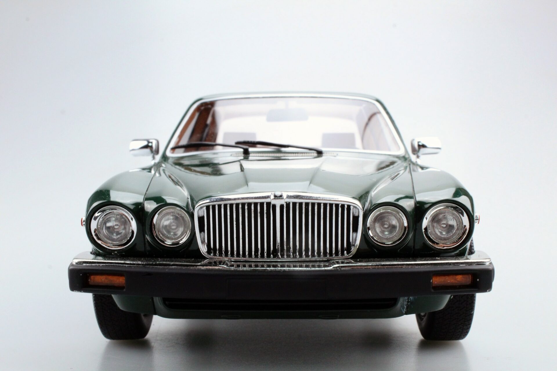 Jaguar xj6 1982 green 1:18 diecast model LS Collectibles