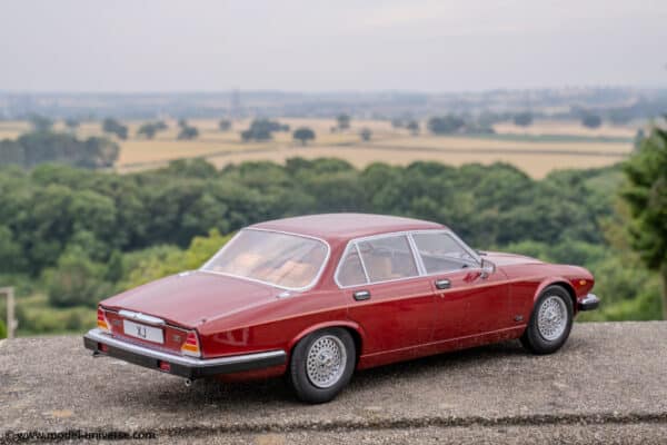MCG - 1:18 Jaguar XJ6 Series III Dark Red Metallic 1979 - Diecast Model